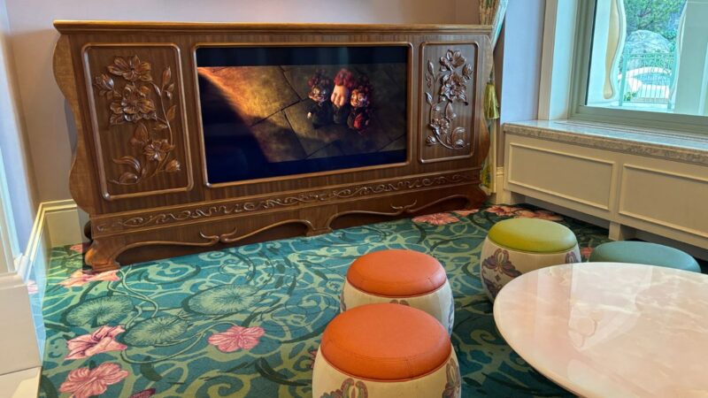 ロビーには常にディズニー映画が流れています